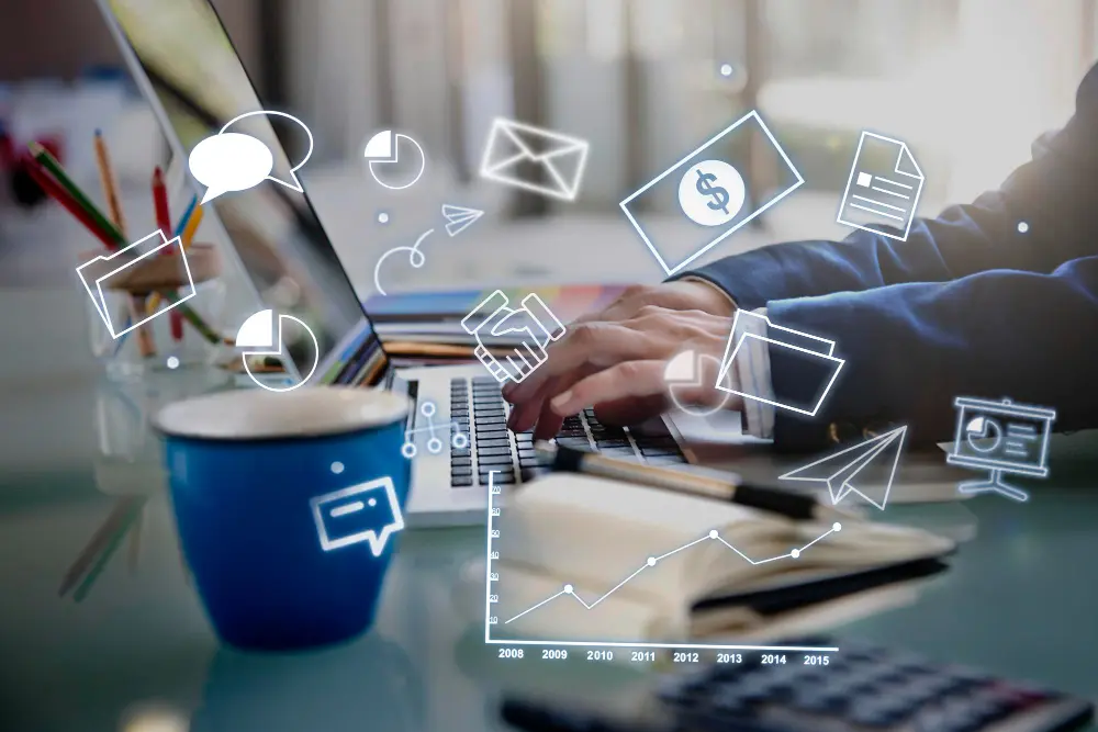 Foco em mãos digitando em notebook com ícones corporativos ilustrando a integração VTEX