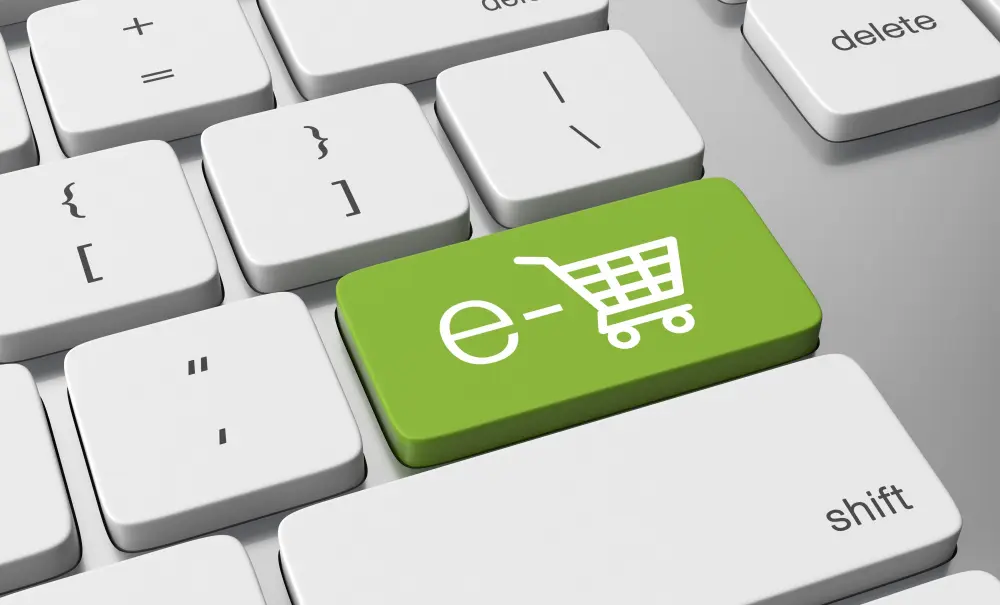 Teclado de computador de perto com tecla verde para integração Linx ERP e-commerce