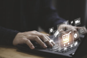 Pessoa utilizando notebook com interface de e-commerce para gerenciar vendas com conector Shopify TOTVS integrado ao sistema empresarial