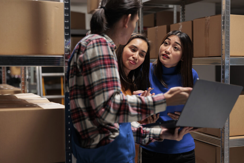 Equipe conferindo entregas e sistema de vendas para evitar perda de pedidos e-commerce no processo de expedição